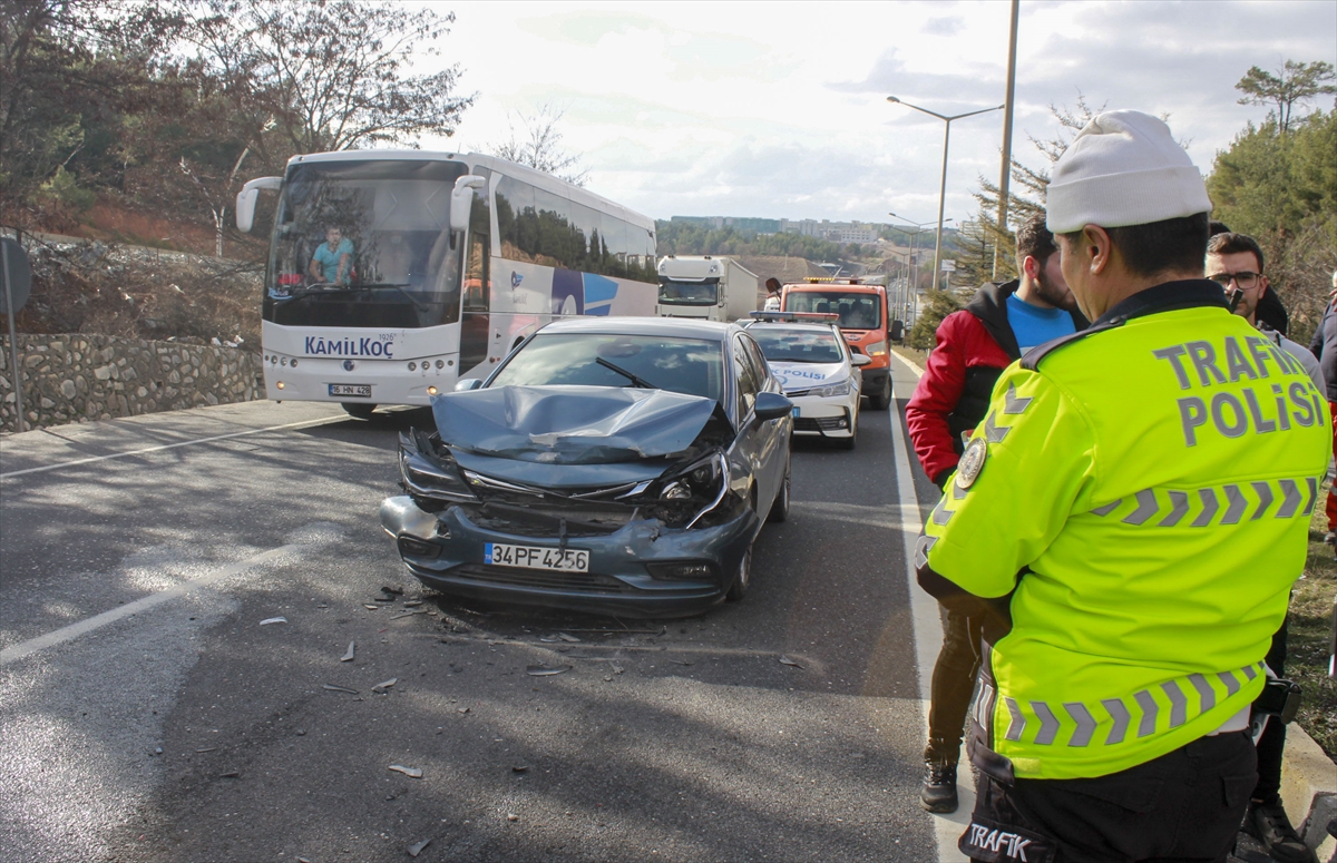 zincirleme-trafik-kazasi-4-kisi-yaralandi-002.jpg