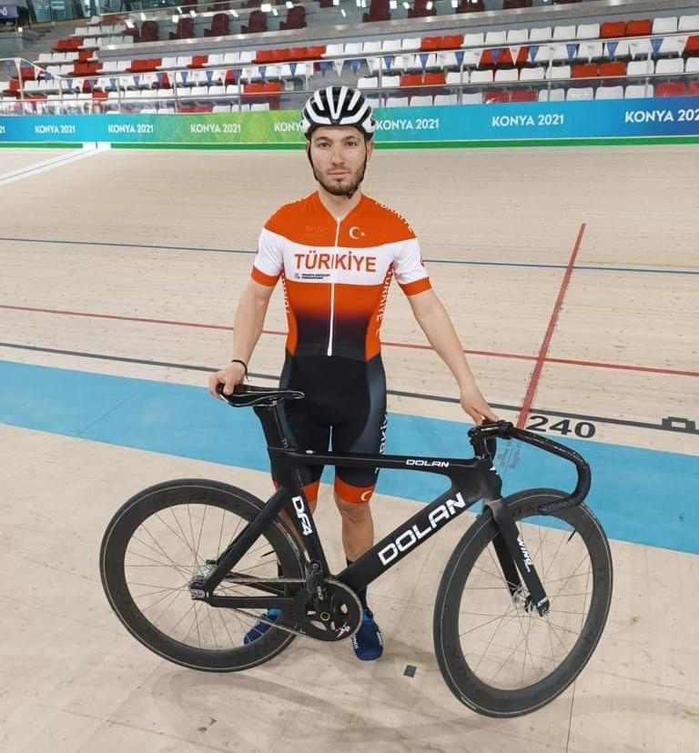 konya-buyuksehir-belediyesporlu-bisikletci-turkiyenin-gururu-oldu-001.jpg