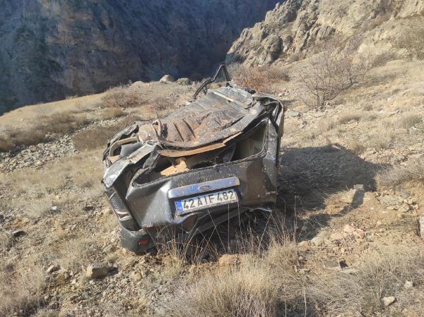 konya-plakali-arac-300-metreden-ucuruma-dustu-1-olu-001.jpg