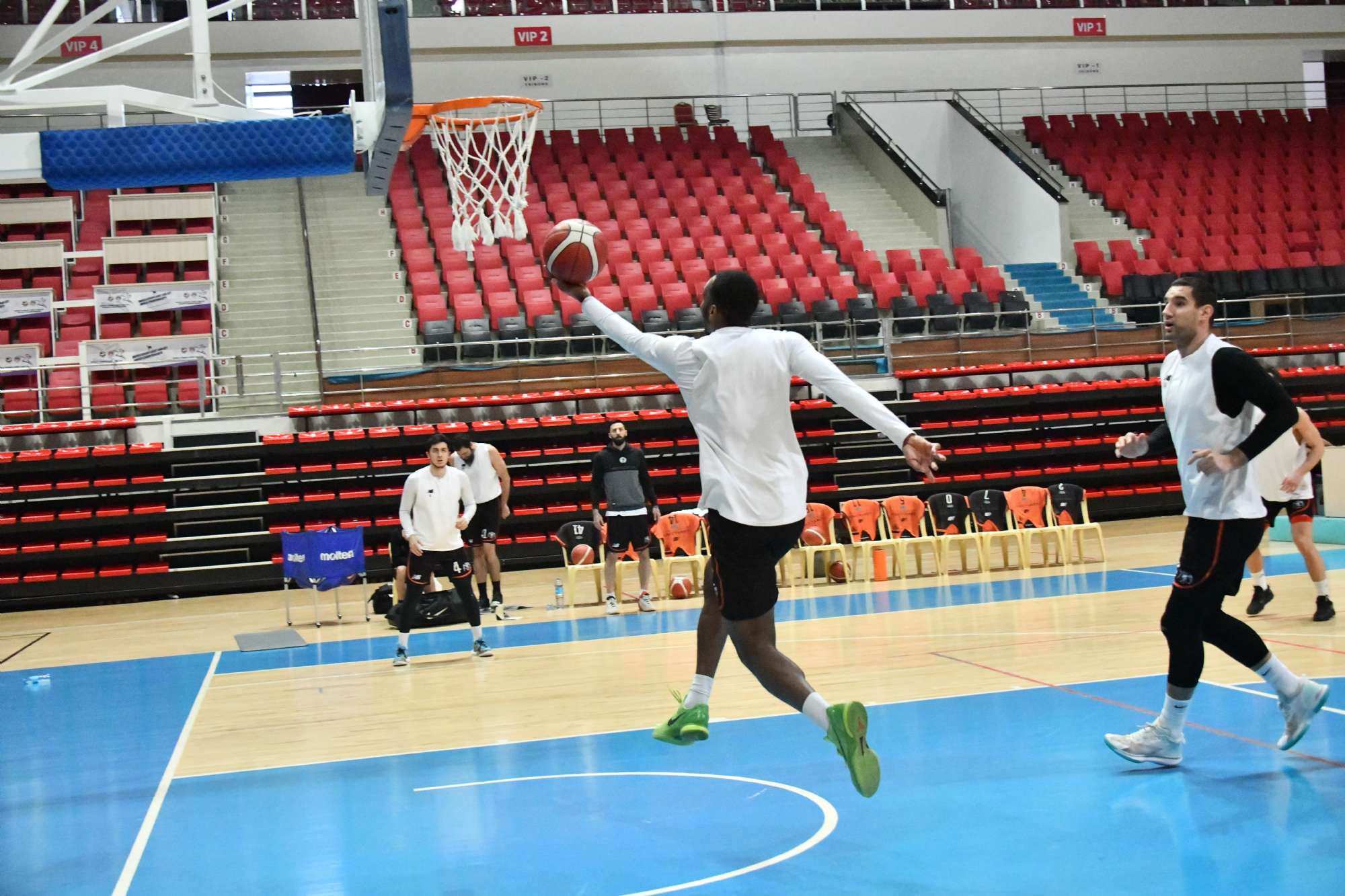 konyaspor-basketbol-tofas-maci-hazirliklarina-devam-etti-002.png