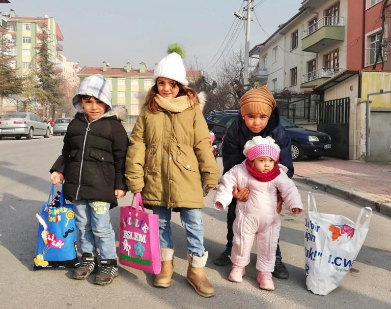 konyada-sivlilik-coskusu-cocuklar-kapi-kapi-dolasarak-sekerleme-topladi-002.jpg