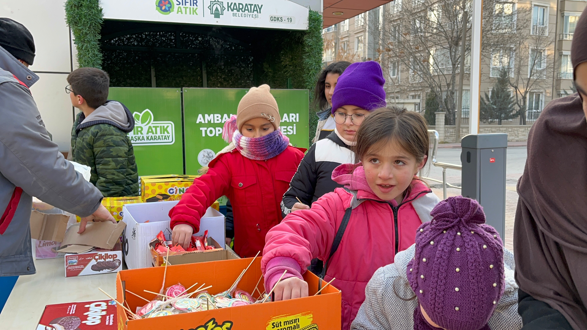 konyada-sivlilik-coskusu-cocuklar-kapi-kapi-dolasarak-sekerleme-topladi.jpeg