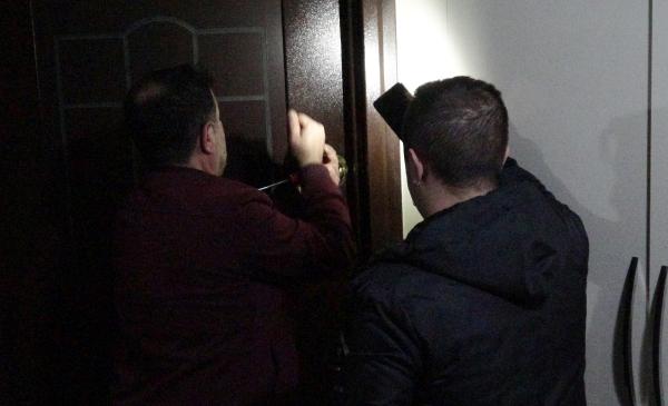 bir-garip-olay-3-gun-3-gece-uyuyan-kadinin-evine-polis-cilingirle-girdi.jpg