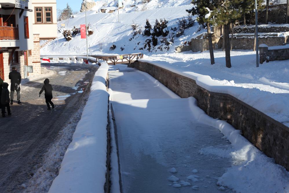 gectigimiz-yil-karla-kapli-konyanin-5-bin-yillik-mahallesi-bu-yil-beyaz-ortuye-hasret-002.jpg