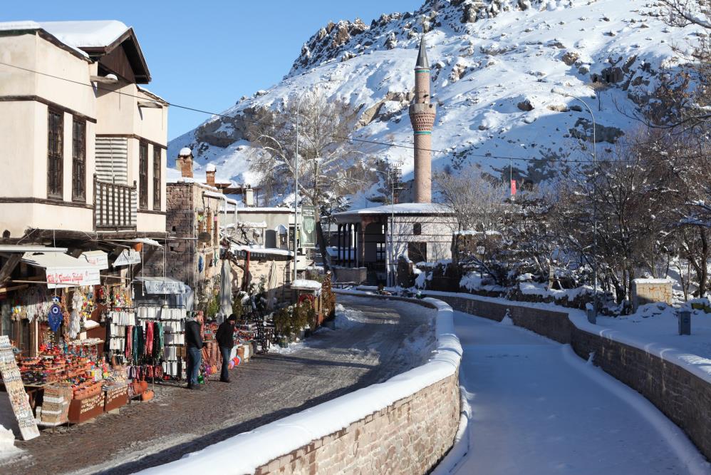 gectigimiz-yil-karla-kapli-konyanin-5-bin-yillik-mahallesi-bu-yil-beyaz-ortuye-hasret-003.jpg