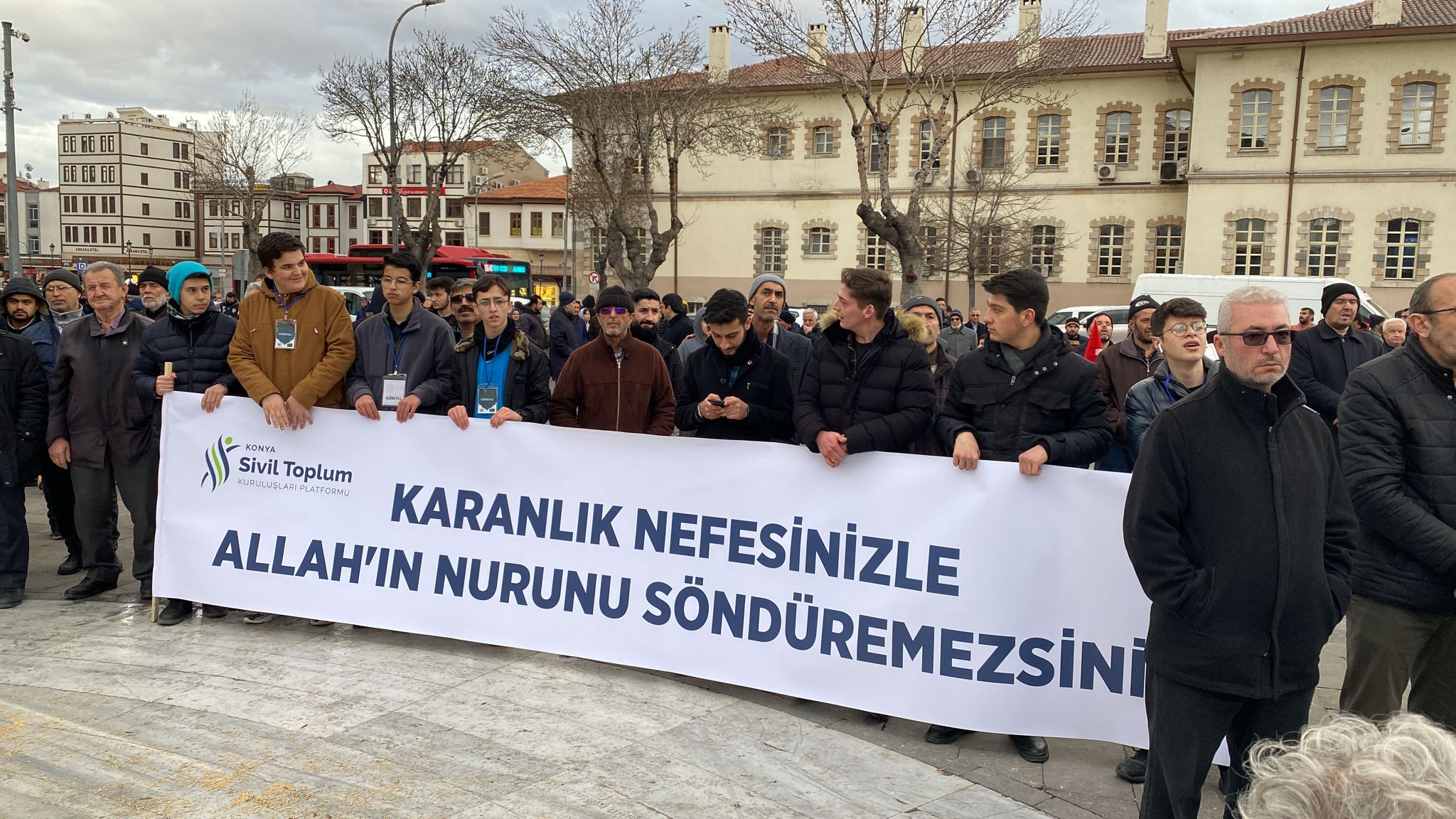 konyada-isvec-tepkisi-kuran-i-kerimin-yakilmasi-protesto-edildi-010.jpeg