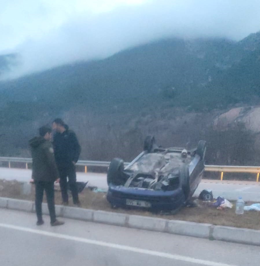 otomobil-devrildi-4-yarali.jpg