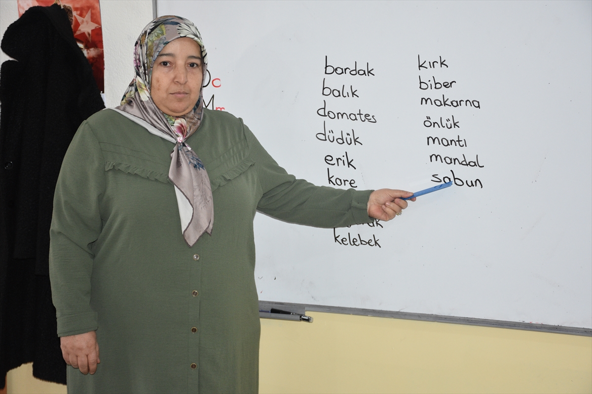 evlenip-konyaya-yerlesen-15-fasli-kadin-turkce-ogreniyor-003.jpg