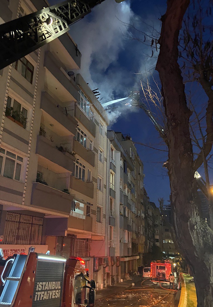 5-katli-apartmanin-catisinda-cikan-yangin-sonduruldu.jpg