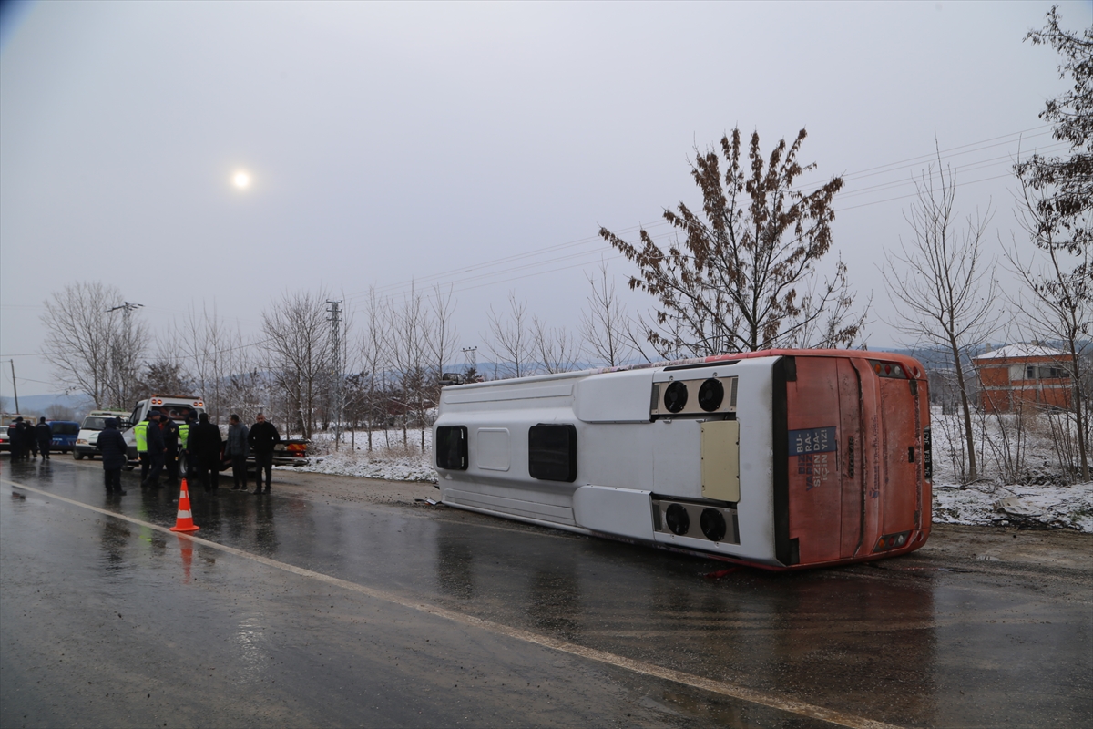 cenazeye-gidenleri-tasiyan-otobus-devrildi-16-yarali.jpg