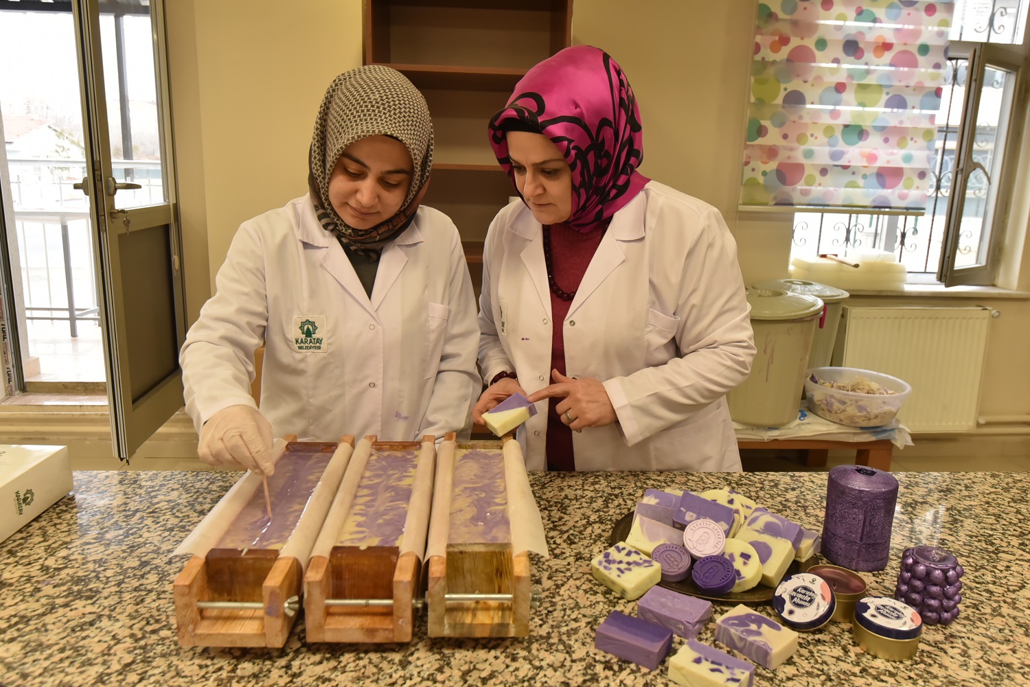karatayli-kadinlar-lavantadan-sabun-ve-mum-uretiyor-001.jpg