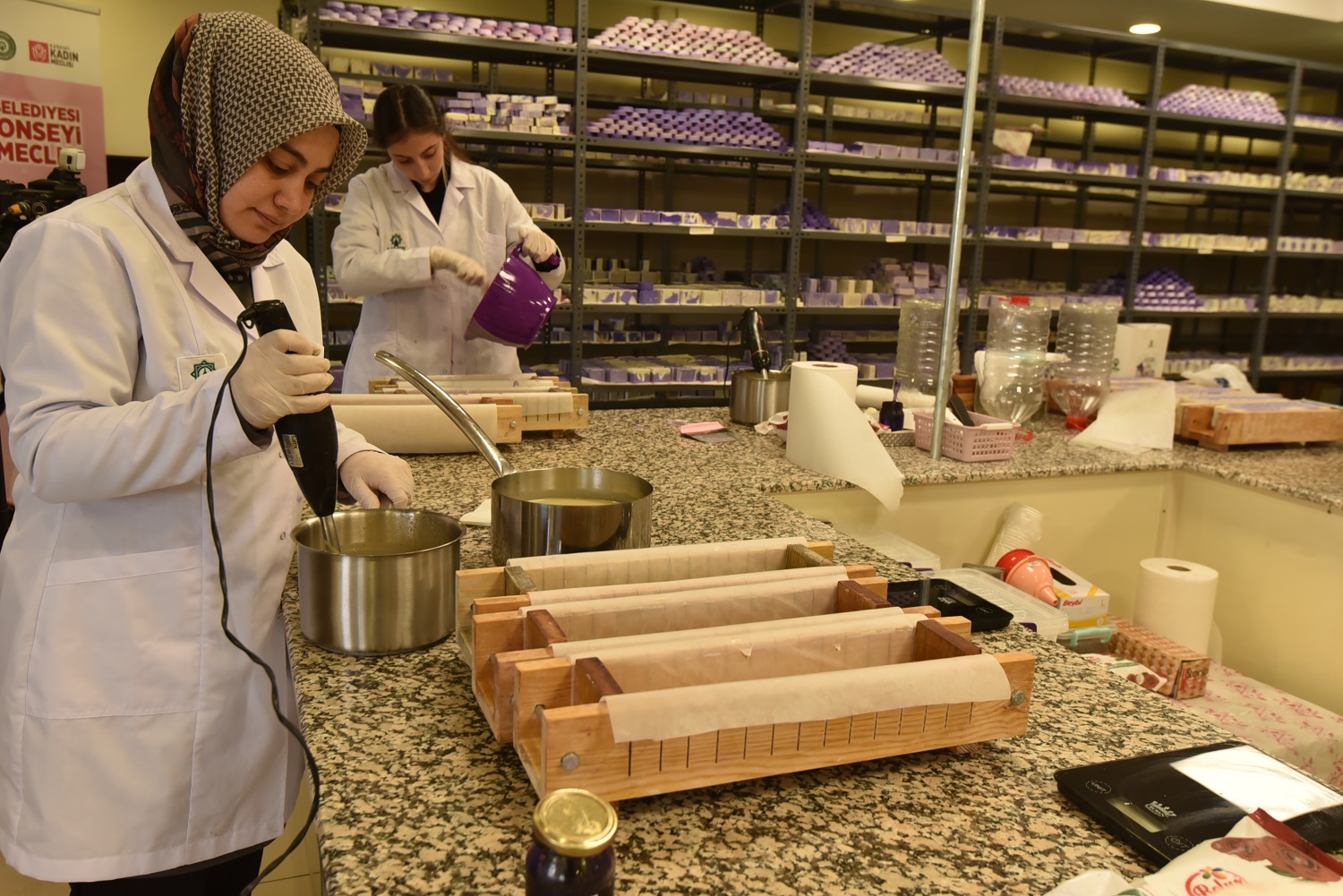 karatayli-kadinlar-lavantadan-sabun-ve-mum-uretiyor-002.jpg