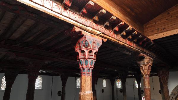 konyanin-civisiz-camisindeki-ahsap-sutunlar-karlik-sayesinde-ayakta-kalmis-005.jpg