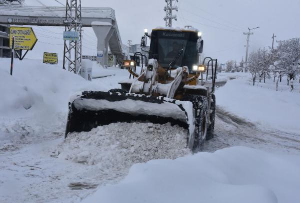 bir-sehirde-kar-kalinligi-1-metreyi-asti-297-koy-yolu-kapandi-003.jpg