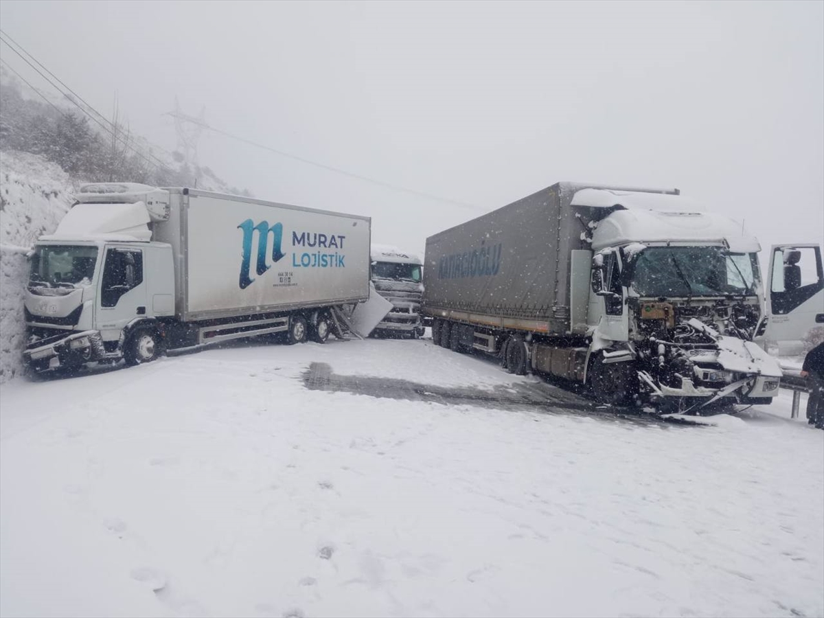 kar-yagisi-kazaya-neden-oldu-tir-ve-kamyon-dahil-16-arac-birbirine-girdi-003.jpg