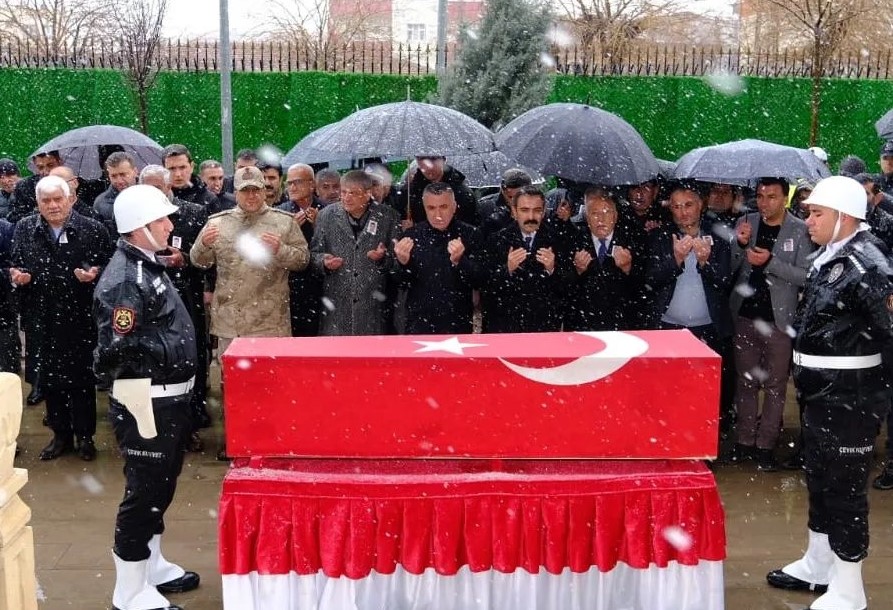 karaman-plakali-otomobil-devrildi-polis-memuru-omer-ozdemir-hayatini-kaybetti-002.jpg