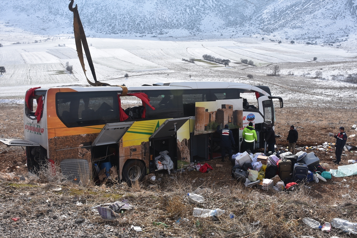 afyonkarahisarda-yolcu-otobusu-devrildi-8-kisi-oldu-4.jpg