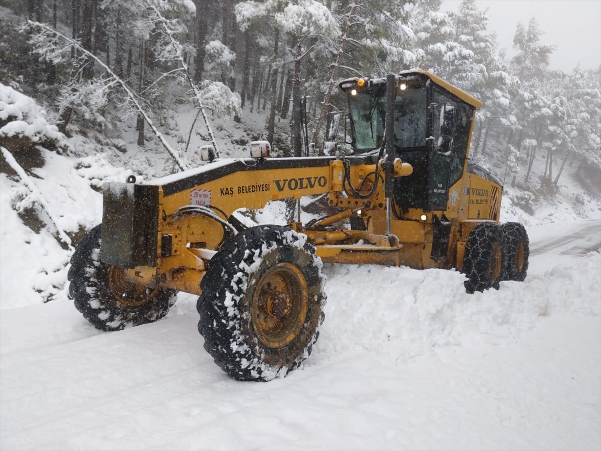 yuksek-kesimlerinde-karla-mucadele-calismasi-yapiliyor-001.jpg