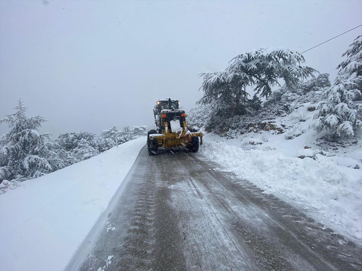 yuksek-kesimlerinde-karla-mucadele-calismasi-yapiliyor.jpg