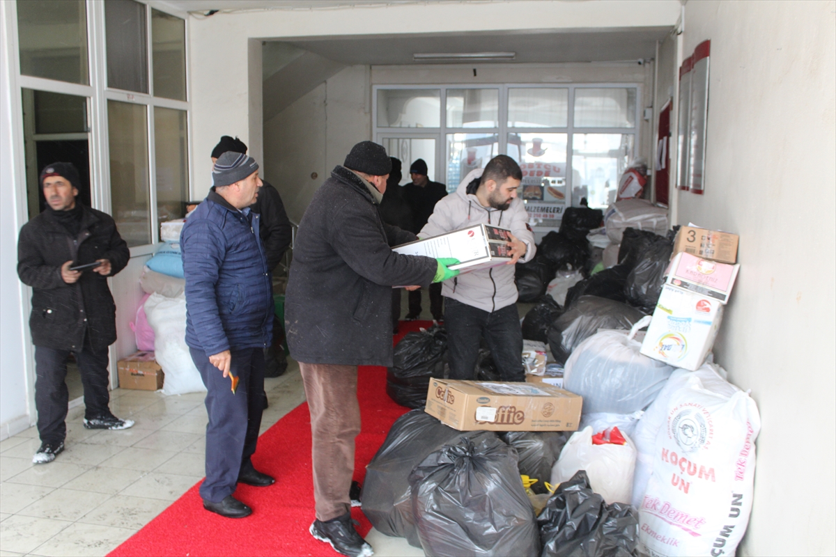 konya-yunaktan-deprem-bolgesine-giyecek-ve-yiyecek-yardimi-001.jpg
