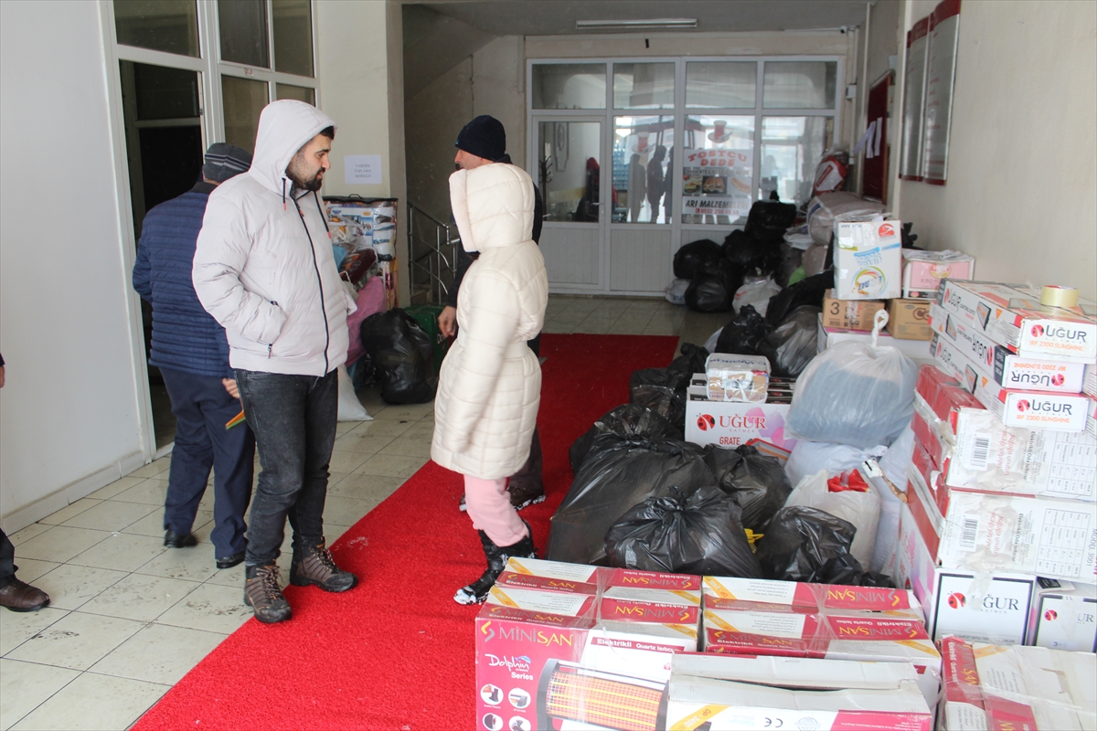 konya-yunaktan-deprem-bolgesine-giyecek-ve-yiyecek-yardimi.jpg
