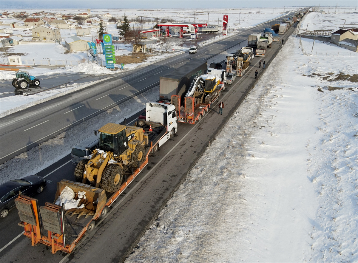 konyada-deprem-bolgesine-giden-yardim-tiri-yogunlugu-yasaniyor.jpg