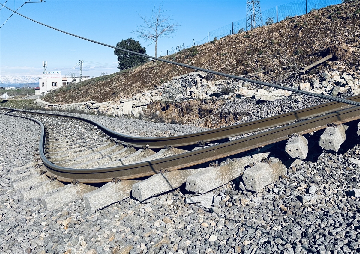 depremde-tren-raylari-yon-degistirdi.jpg