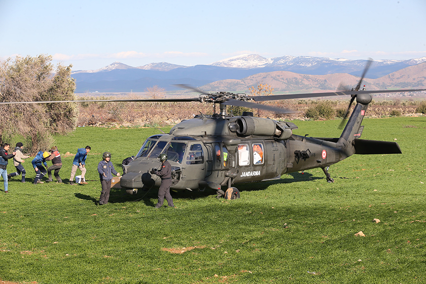 gaziantep-kirsalindaki-depremzedelere-askeri-helikopterle-yardim-malzemesi-ulasti-001.jpg
