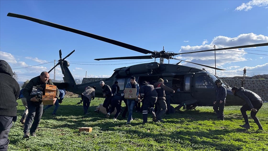 gaziantep-kirsalindaki-depremzedelere-askeri-helikopterle-yardim-malzemesi-ulasti-002.jpg