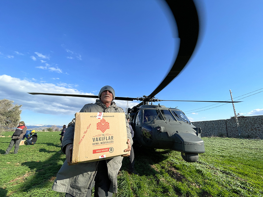 gaziantep-kirsalindaki-depremzedelere-askeri-helikopterle-yardim-malzemesi-ulasti.jpg