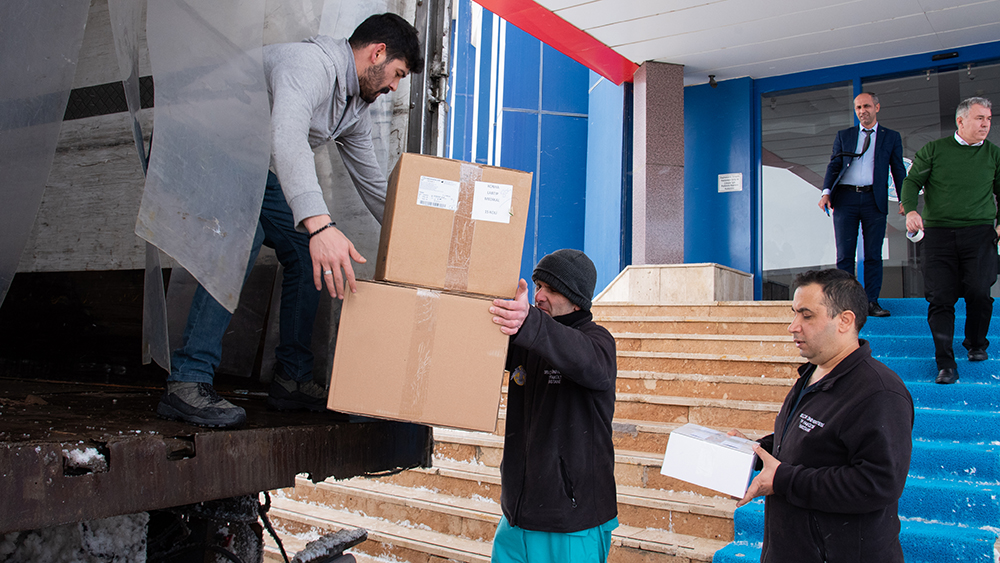 selcuk-universitesinden-deprem-bolgesine-yardim-eli-003.jpg
