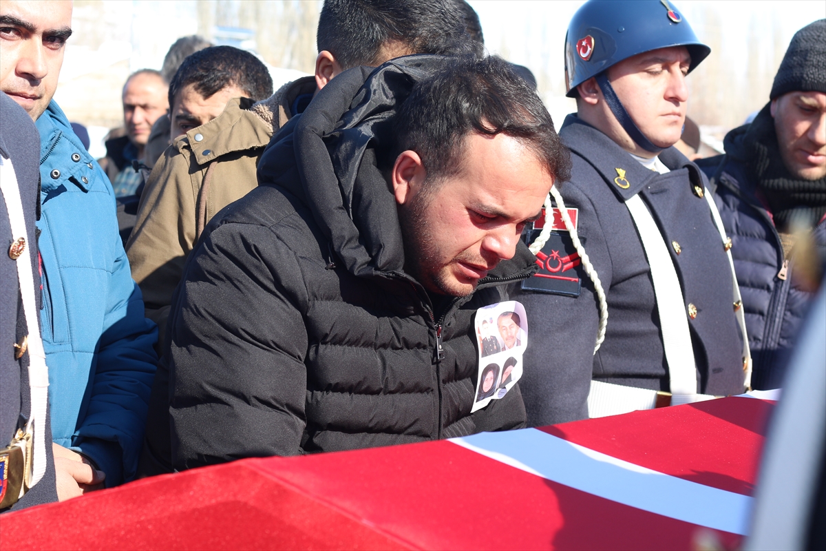 depremde-hayatini-kaybeden-uzman-cavus-ve-ailesinin-cenazesi-erzurumda-defnedildi-004.jpg