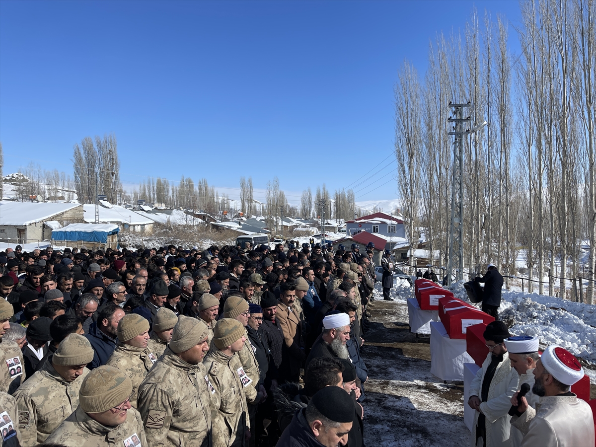 depremde-hayatini-kaybeden-uzman-cavus-ve-ailesinin-cenazesi-erzurumda-defnedildi-005.jpg