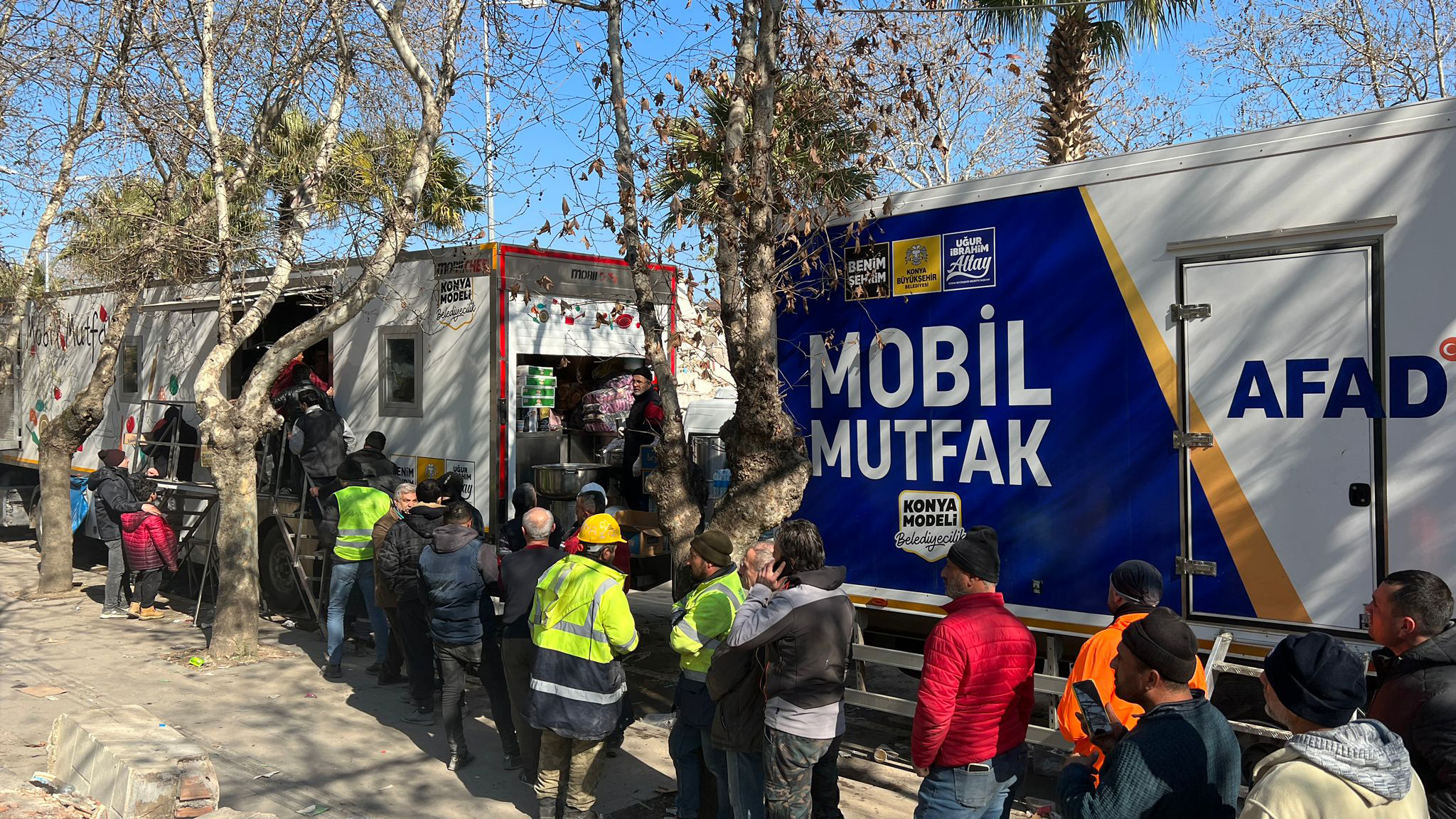 konyadan-giden-mobil-firin-depremzedelerin-ekmek-ihtiyacini-karsiliyor-002.jpg