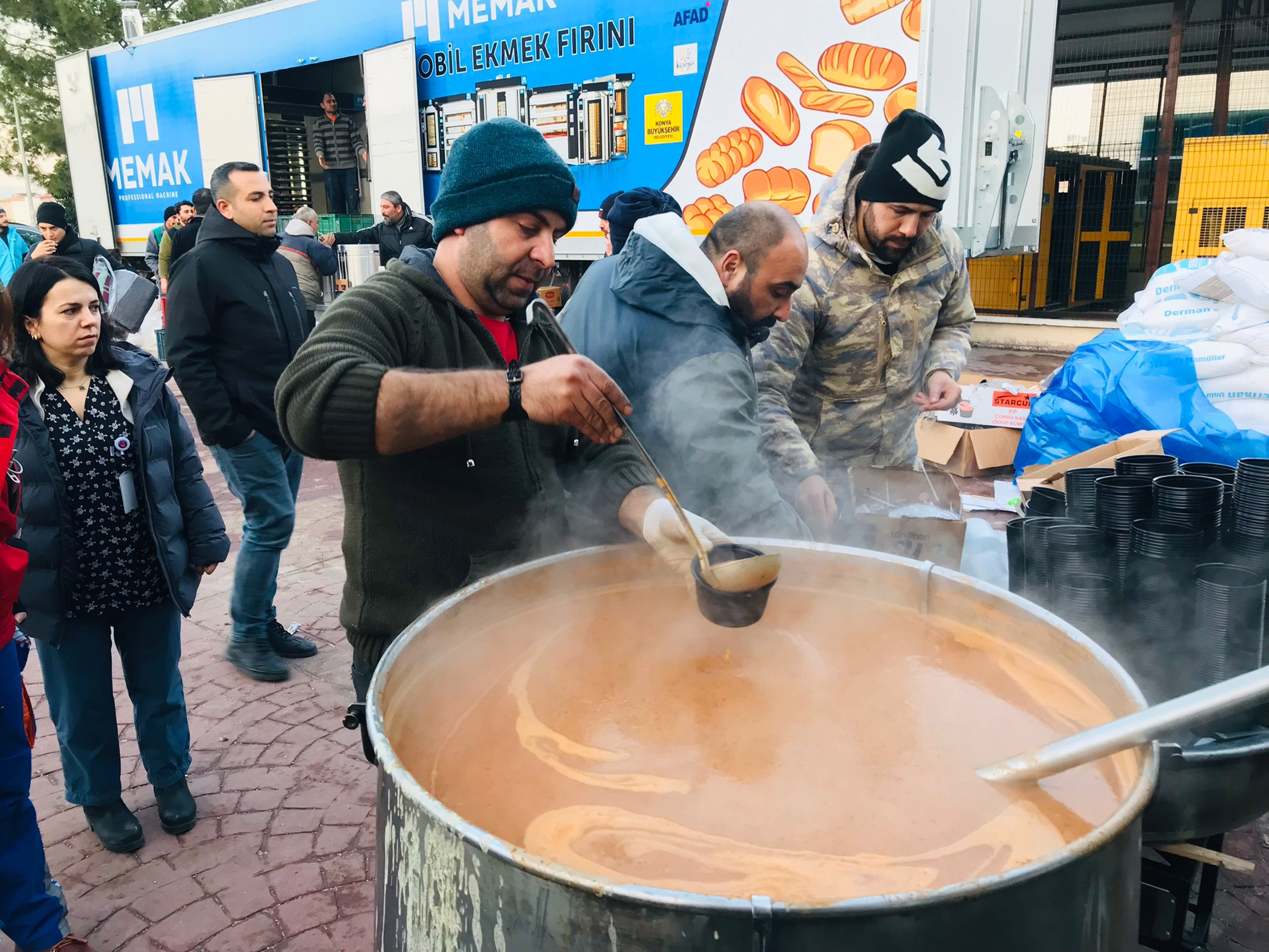 konyadan-giden-mobil-firin-depremzedelerin-ekmek-ihtiyacini-karsiliyor-003.jpg