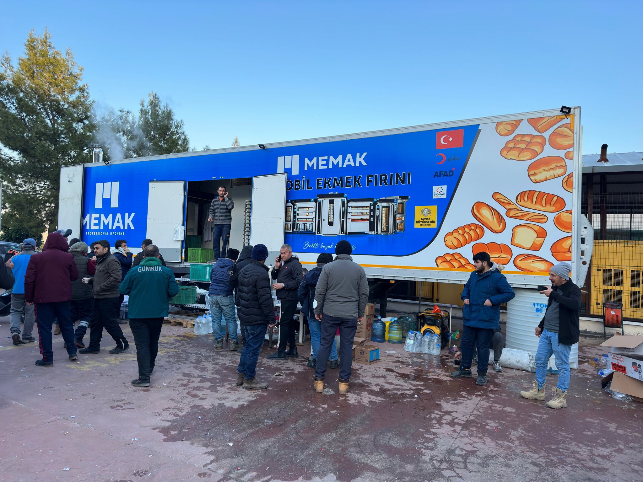 konyadan-giden-mobil-firin-depremzedelerin-ekmek-ihtiyacini-karsiliyor-004.jpg