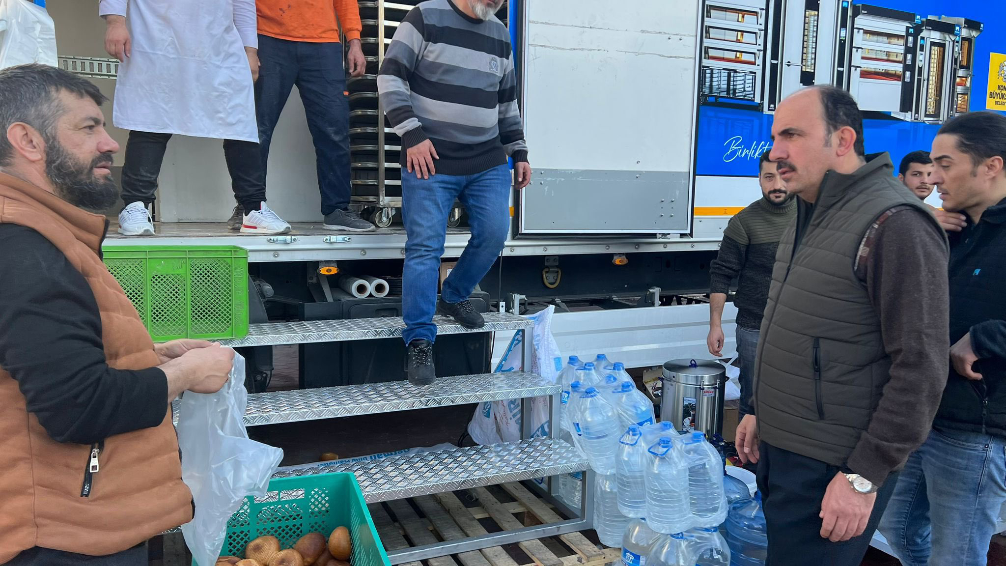 konyadan-giden-mobil-firin-depremzedelerin-ekmek-ihtiyacini-karsiliyor.jpg