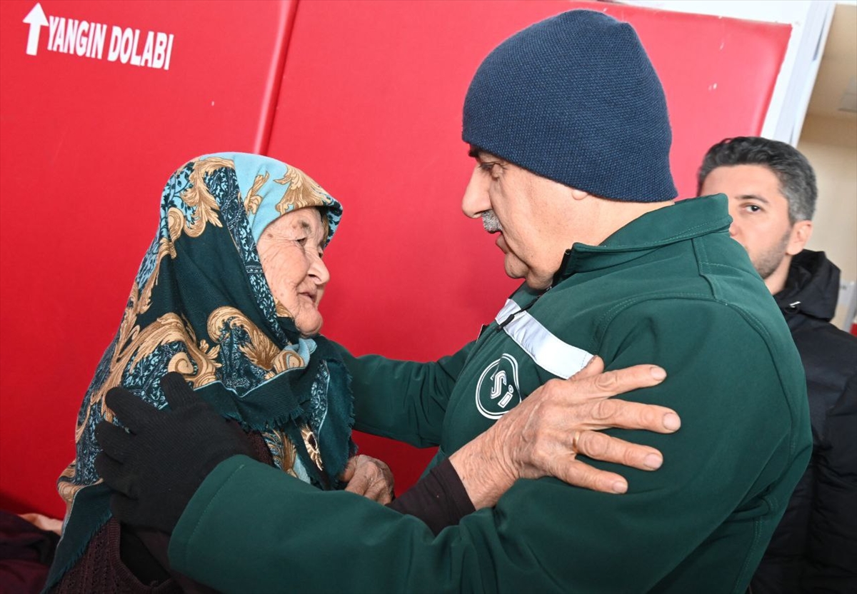 tarim-ve-orman-bakani-kirisci-tufanbeylide-depremzedeleri-ziyaret-etti-001.jpg