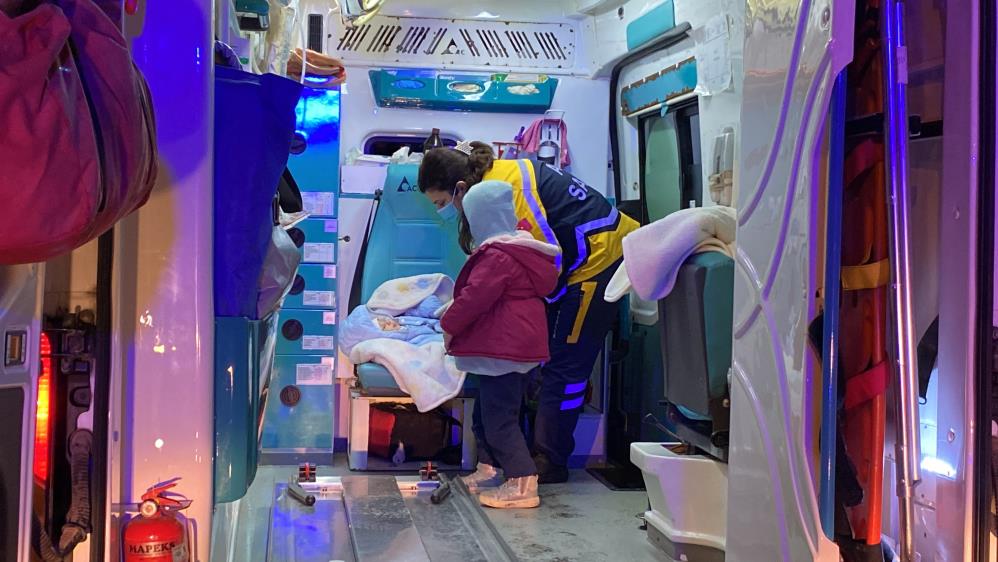 depremzedelerin-bulundugu-minibus-tira-carpti-1i-bebek-9-yarali.jpg