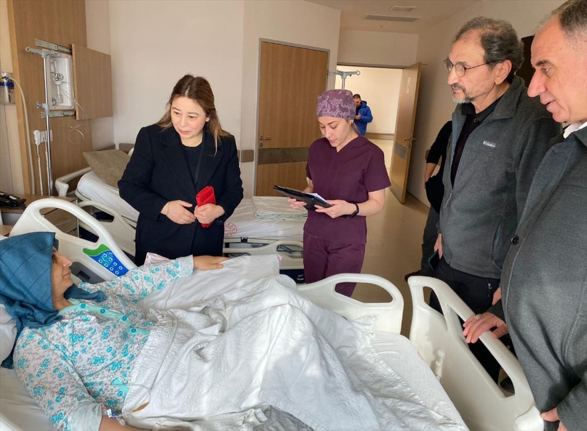 mhp-konya-milletvekili-esin-kara-ve-beraberindekiler-depremzedeleri-hastanede-ziyaret-etti-002.jpg