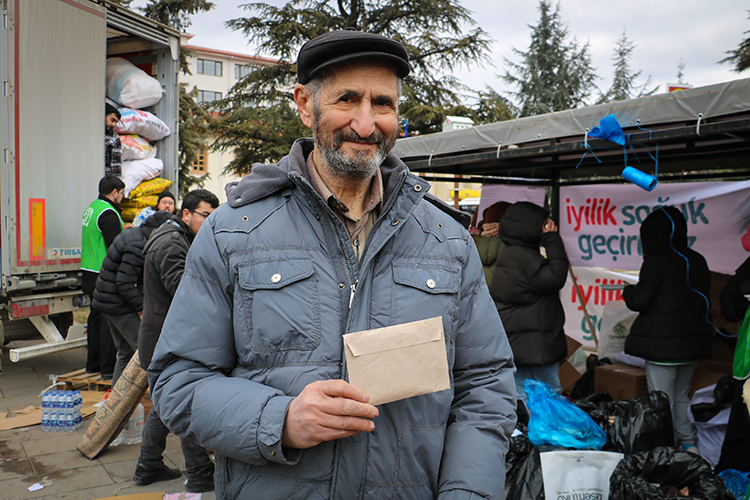 niyazi-amca-deprem-bolgesine-bagisladigi-yatagin-icinden-cikan-parasini-da-bagisladi.jpg