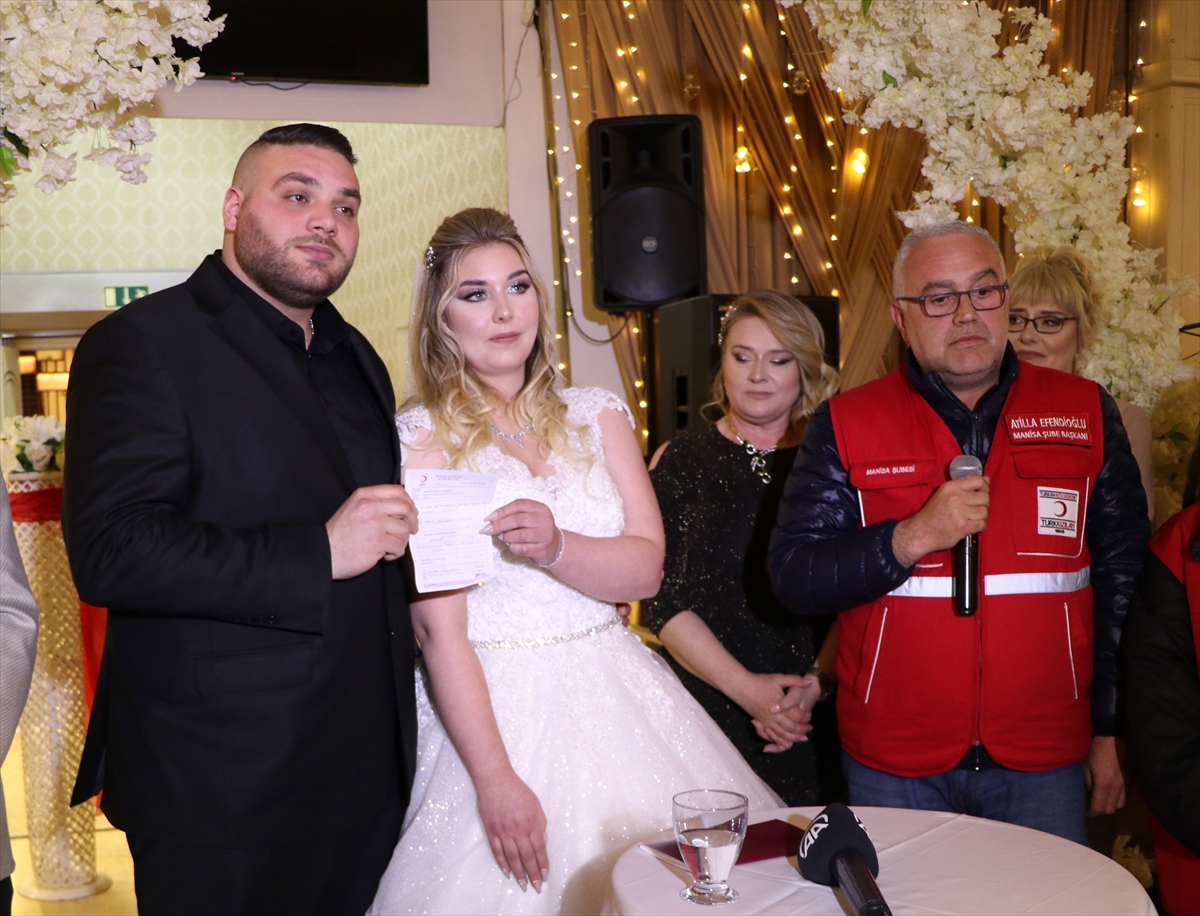 yeni-evlenen-ciftten-ornek-davranis-dugun-takilarini-depremzedelere-bagisladi-001.jpg