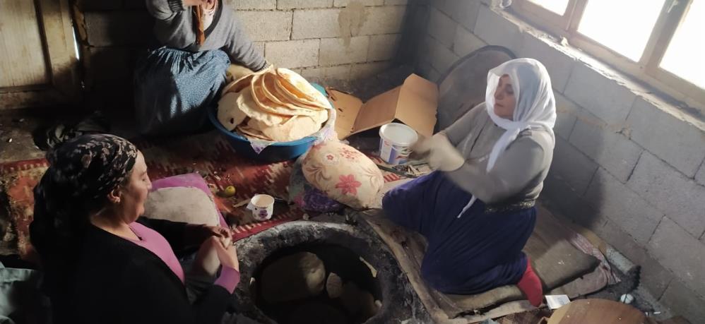 hakkarili-kadinlar-deprem-bolgesi-icin-tandir-basindan-ayrilmiyor.jpg