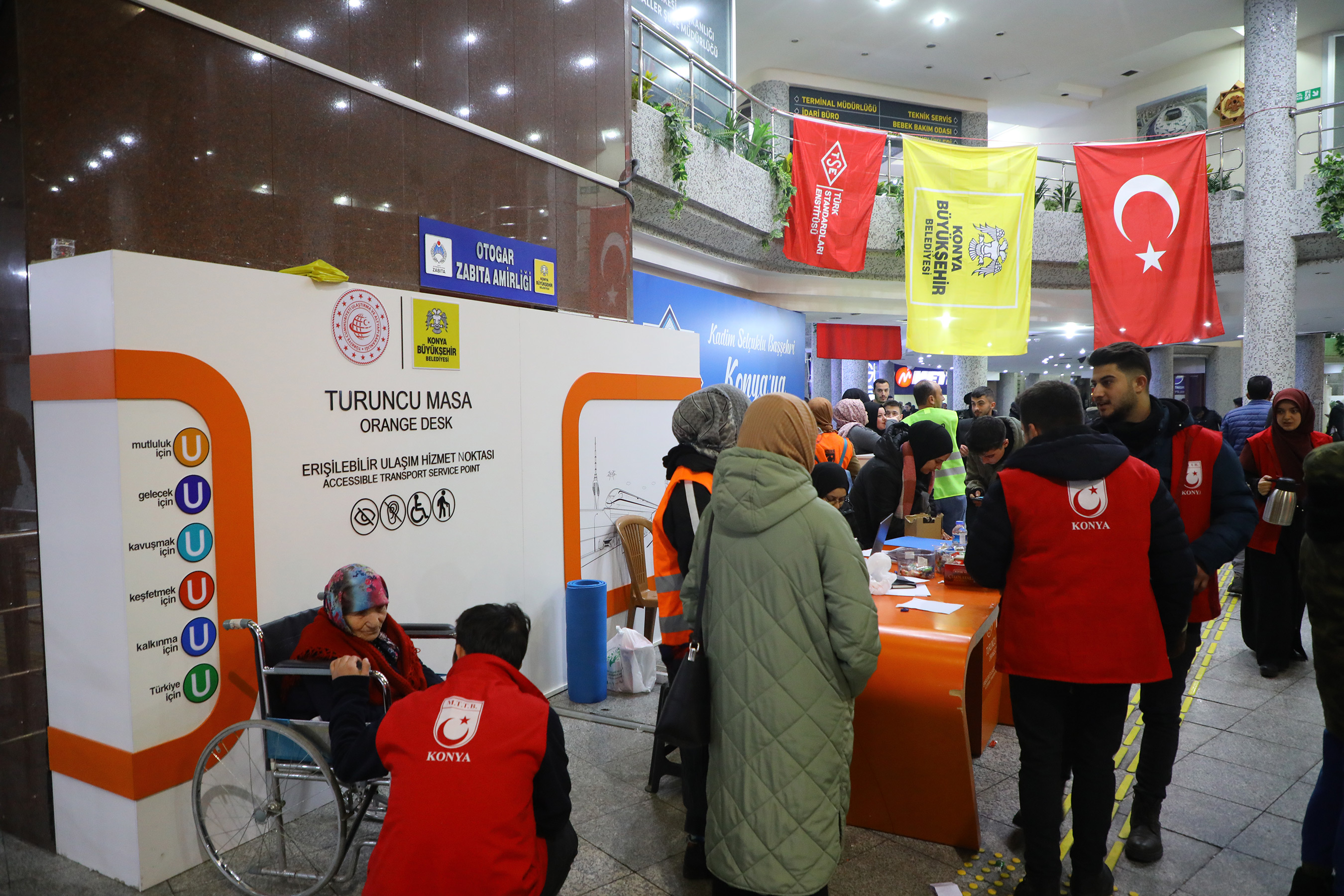 konya-buyuksehir-turuncu-masa-ile-depremzedelere-24-saat-destek-oluyor-003.jpg