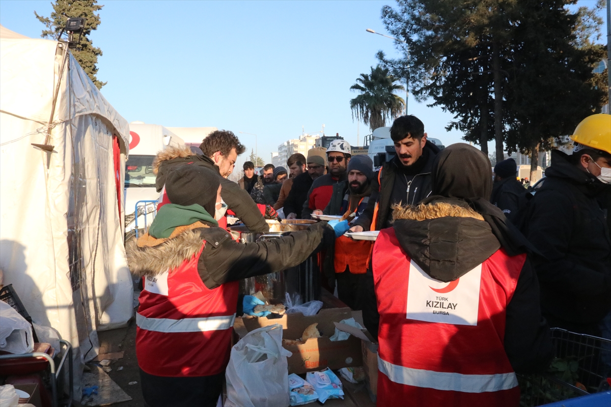 ulkenin-dort-bir-yaninda-gonulluler-deprem-bolgesinde-yaralari-sariyor-001.jpg