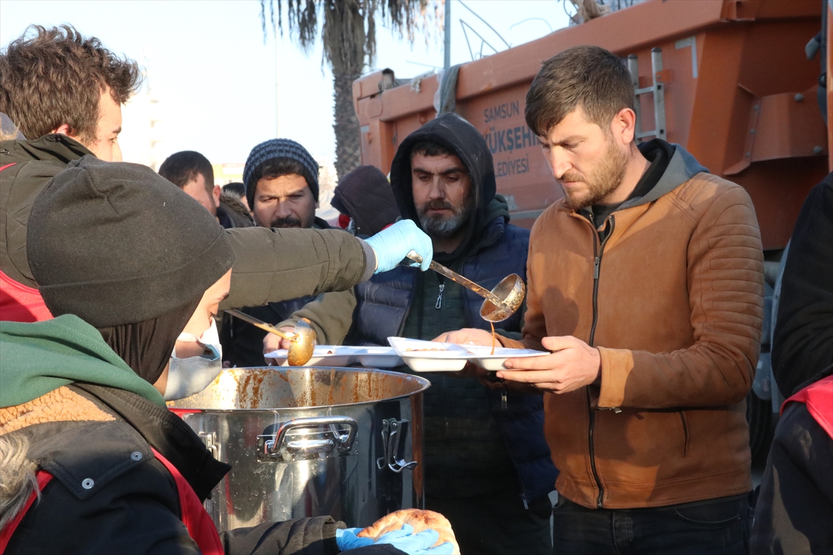 ulkenin-dort-bir-yaninda-gonulluler-deprem-bolgesinde-yaralari-sariyor.jpg