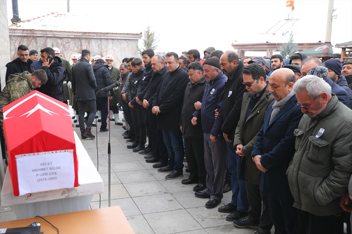 depremde-yasamini-yitiren-piyade-uzman-cavus-mehmet-bilge-son-yolculuguna-ugurlandi-001.jpg