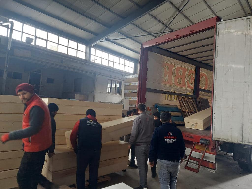 konya-mobilyacilar-odasinda-en-aci-mesai-deprem-bolgesi-icin-1000-tabut-yaptilar-001.jpg
