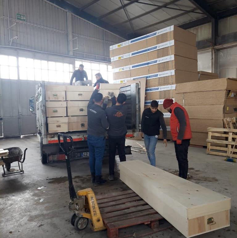 konya-mobilyacilar-odasinda-en-aci-mesai-deprem-bolgesi-icin-1000-tabut-yaptilar-003.jpg