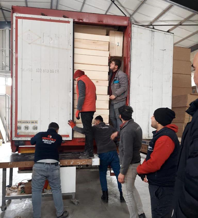 konya-mobilyacilar-odasinda-en-aci-mesai-deprem-bolgesi-icin-1000-tabut-yaptilar-004.jpg